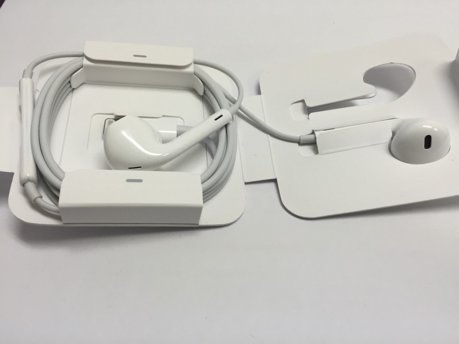 Earpods With Lightning Connector (10)