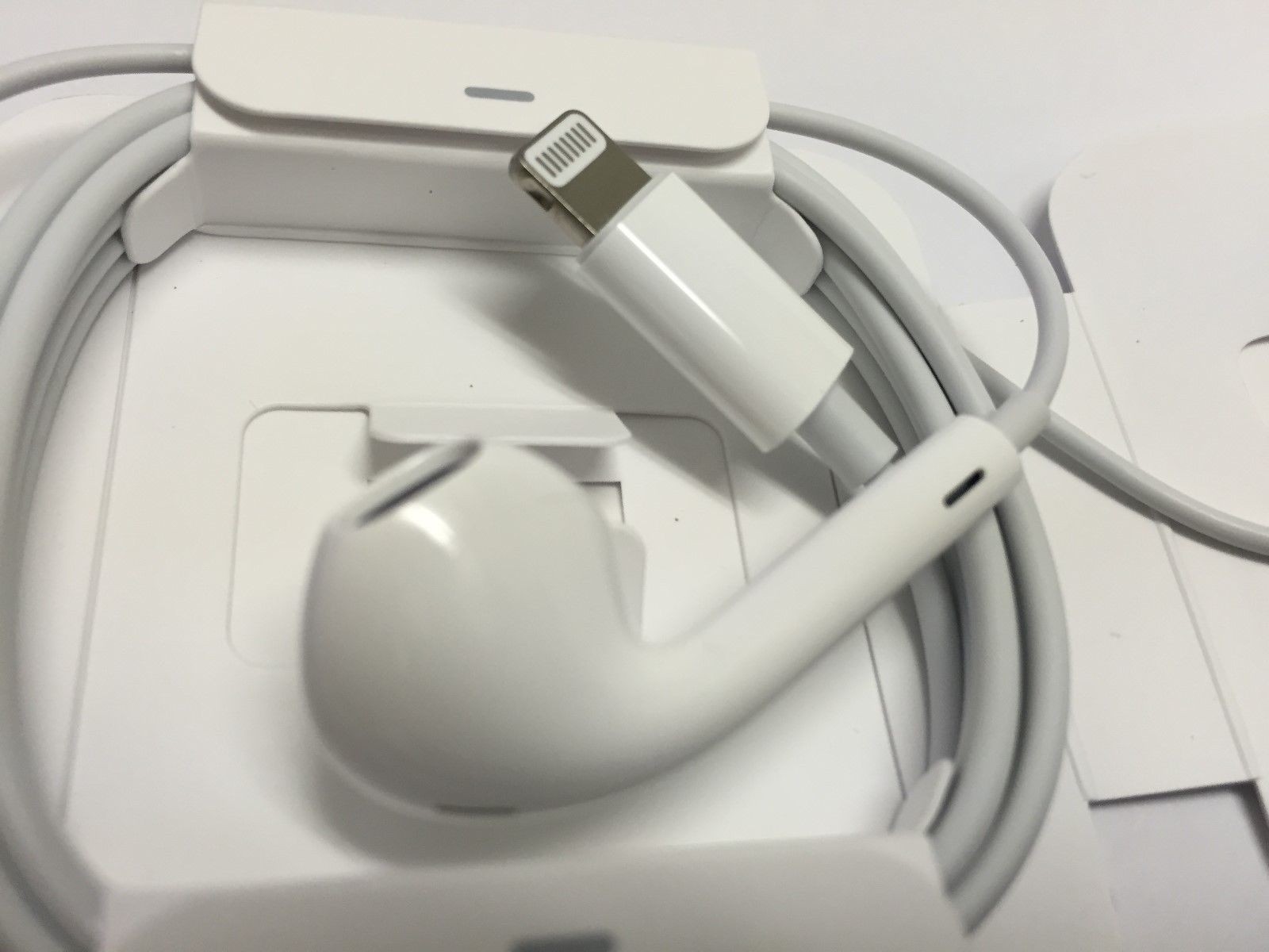 Earpods With Lightning Connector (9)